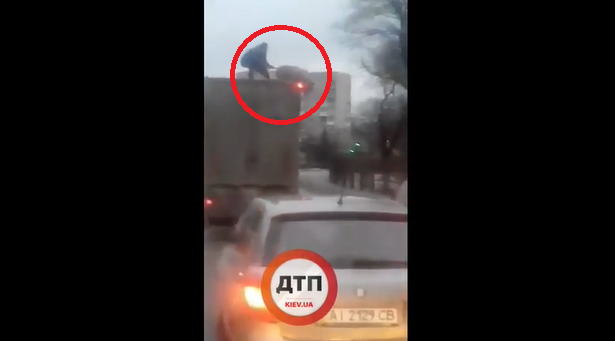 S-a luptat cu un porc pe acoperișul unui camion. VIDEO