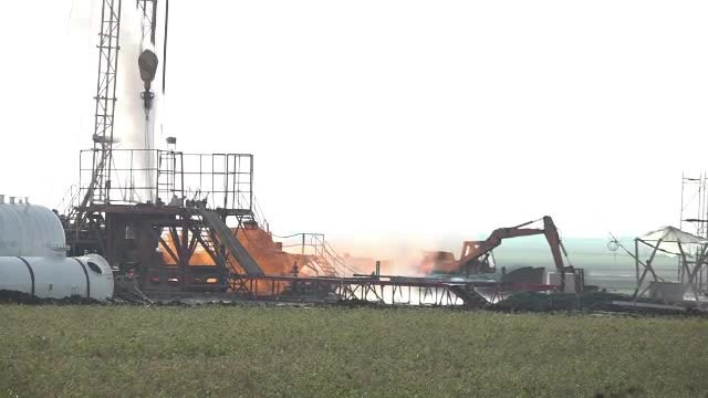 Sonda din Satu Mare arde neîncetat de 10 zile. Pompierii au fost nevoiți să reaprindă focul