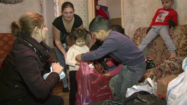 Moş Crăciun nu i-a uitat pe cei cinci fraţi din Craiova, crescuţi doar de mama lor