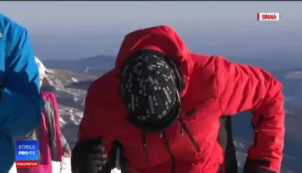 Mii de turiști se bucură de zăpada de la munte. Cât costă o zi la schi