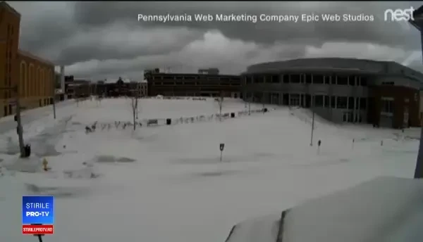 Orasul îngropat în zăpadă de o furtună. Șoferii nu şi-au mai găsit maşinile