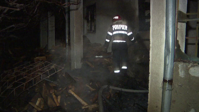 Biserică baptistă din Gorj, cuprinsă de flăcări. Mii de haine au ars