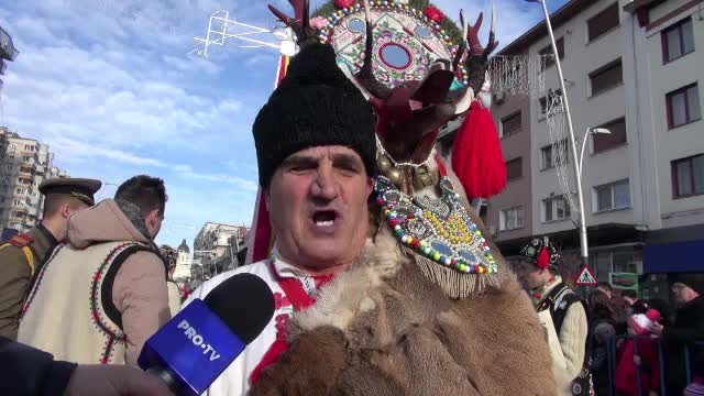Defilare de colindători în Bacău. "Am venit cu cerbul de la Sticlărie şi ursul de la Băgheni"