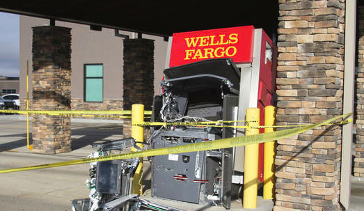 Un bărbat a bătut cu pumnii un bancomat până l-a distrus. Cu ce-i "greşise" ATM-ul