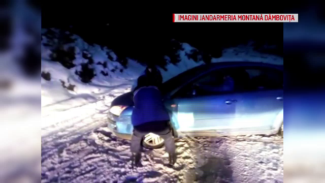 Doi soţi şi bebeluşul lor, înzăpeziţi pe drumul care duce spre platoul Pestera-Padina din Bucegi