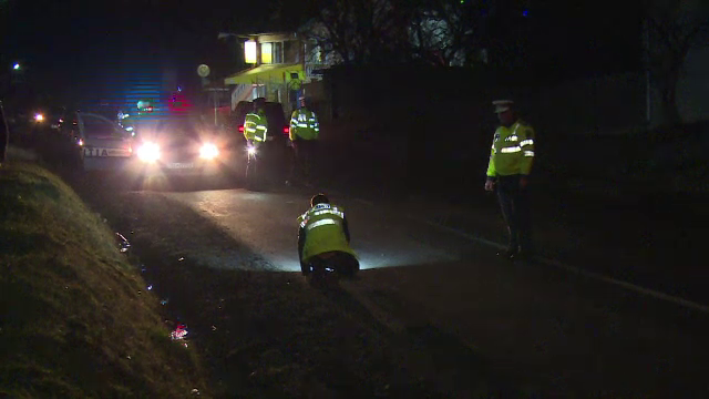 Cioban lovit de o maşină în timp ce traversa strada în fugă. Reacţia agresivă a prietenului său