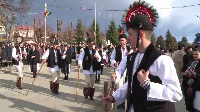 Obiceiul ţinut an de an în Mărginimea Sibiului. Tinerii necăsătoriţi îl practică în fiecare an