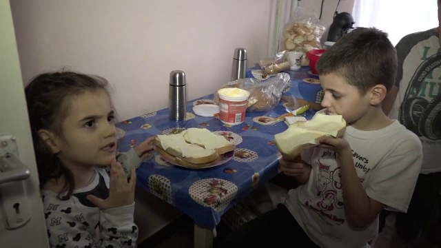 Șase copii sărmani din Baia Mare trăiesc cu părinții într-o cameră. Mama: ”De multe ori, noi nu mâncăm”