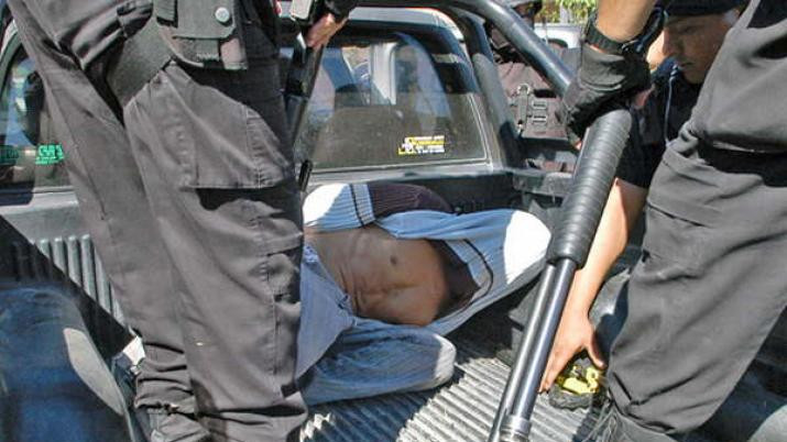 Bărbat condamnat la 12 ani de închisoare, după ce și-a ținut fiica drept sclavă sexuală, timp de 22 de ani