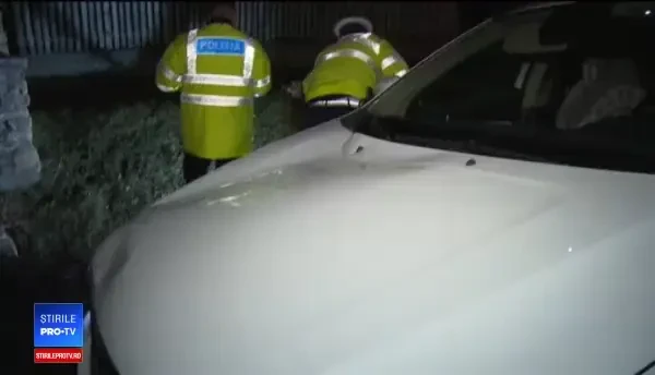 Cioban lovit de o maşină în timp ce traversa strada în fugă. Reacţia agresivă a prietenului său