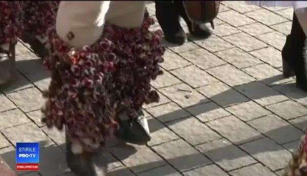 Obiceiul ţinut an de an în Mărginimea Sibiului. Tinerii necăsătoriţi îl practică în fiecare an