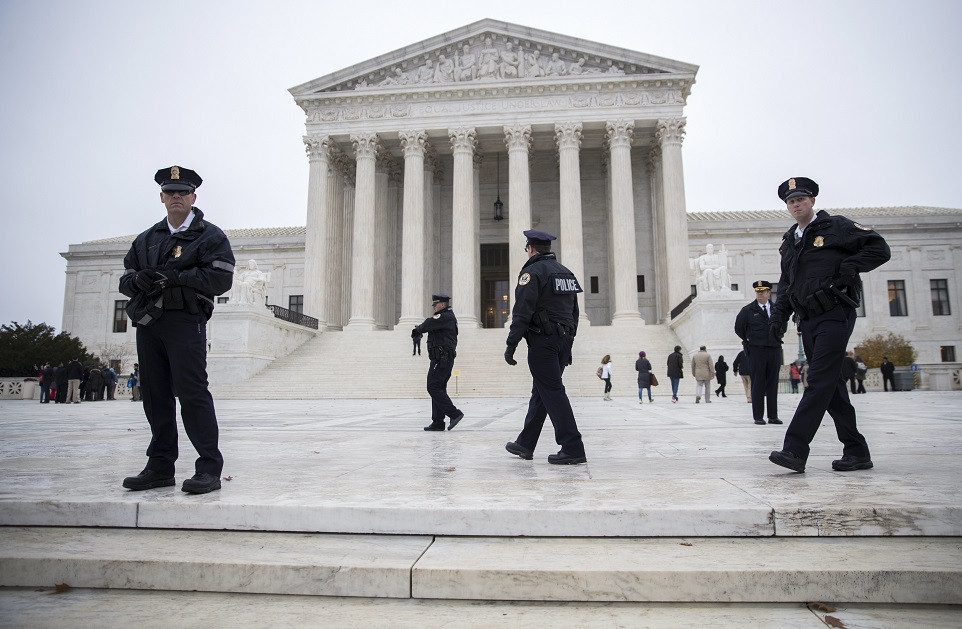 Doi români, acuzaţi că au virusat serverele poliţiei din capitala SUA. Învestirea lui Trump ar fi fost afectată