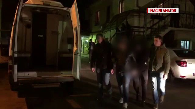 Șapte bărbați, reținuți pentru 24 de ore în urma unei bătăi cu pumnii și picioarele