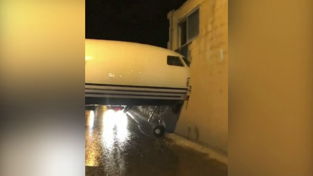 Din cauza vântului puternic din Malta, botul unui avion a intrat într-o clădire