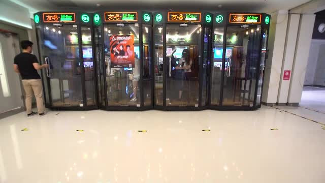 Cabine pentru "distracţie solo", pe străzile din Beijing. Ce fac chinezii înăuntru