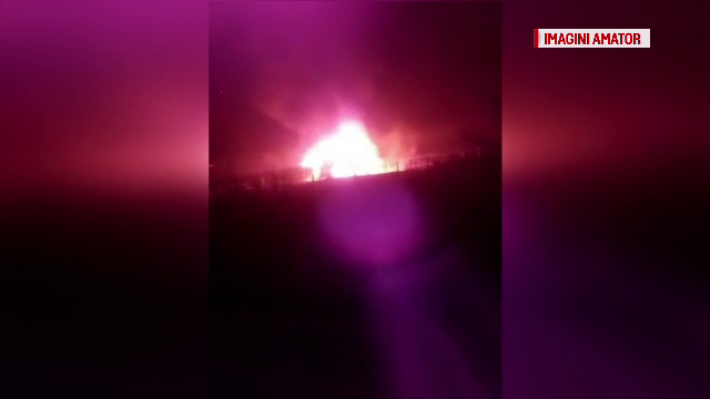 Incendiu puternic la o cabană în localitatea Săsciori, judeţul Alba. Clădirea s-a făcut scrum
