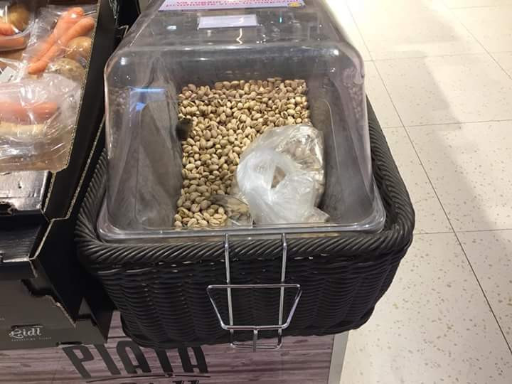 Șoricel, surprins printre fisticul aflat la vânzare într-un hipermarket