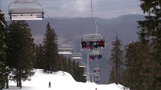 Pârtii pline de turiști care ți-au prelungit sejurul de Revelion. Costurile unei familii pentru o zi