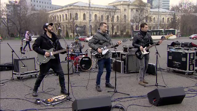 Un act artistic inedit a avut loc în faţa Guvernului