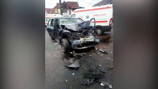 Cinci persoane la spital, după ce maşina în care se aflau s-a izbit violent de un camion