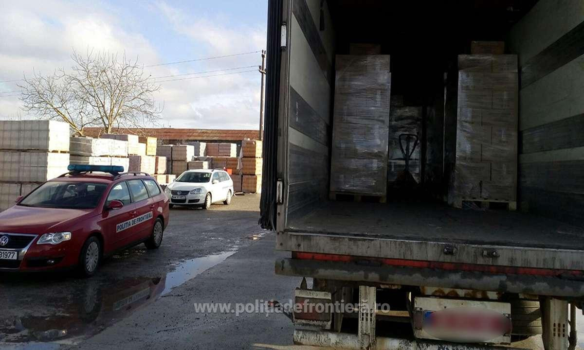 Camion cu fulgi de ovăz, oprit la graniţă. Ce transporta de fapt