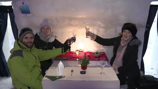 Turiștii din toată lumea, impresionați de hotelul de gheață de la Bâlea Lac. ”A fost visul meu”