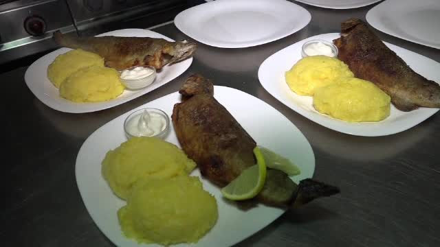 Modul unic în lume în care este preparat păstrăvul în Bucovina. Un vânător a găsit soluția