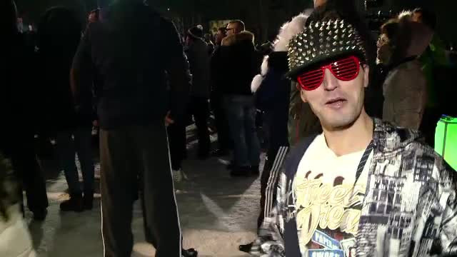 Atmosfera de club pe pârtiile de la munte: ținute lejere și accesorii îndrăznețe