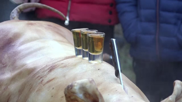 Pensiunile, pregătite pentru musafirii de Revelion: ”I-am așteptat cu tăiatul porcului”