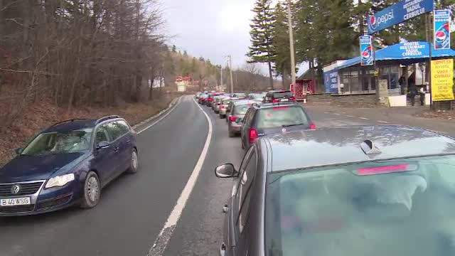 În ”grabă” spre munte, cu 1km/h viteza medie. Șoferii au glumit că nu ajung la timp de Revelion