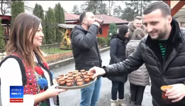 Pensiunile, pregătite pentru musafirii de Revelion: I-am așteptat cu tăiatul porcului