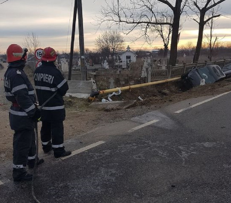 Ţeavă de gaz ruptă în urma unui accident cu 2 maşini, în Dolj. O persoană a fost rănită