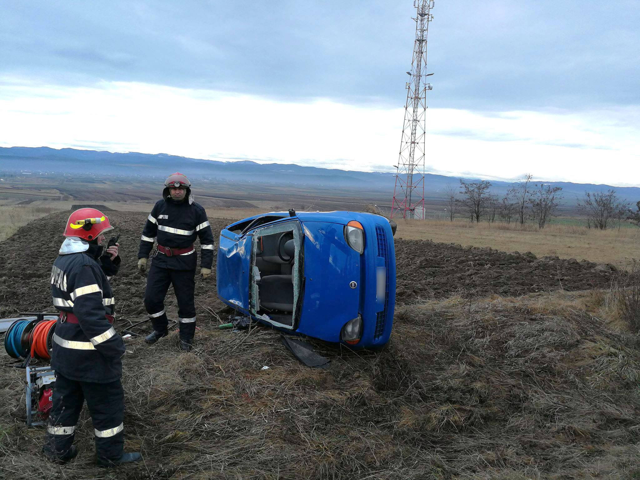Accident în Suceava. Un mort și doi răniți, după ce mașina în care erau s-a răsturnat
