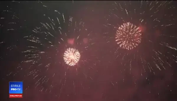 Revelionul la români: acasă, în sufragerie, cu familia. Pe masă, sarmale, vin și șampanie