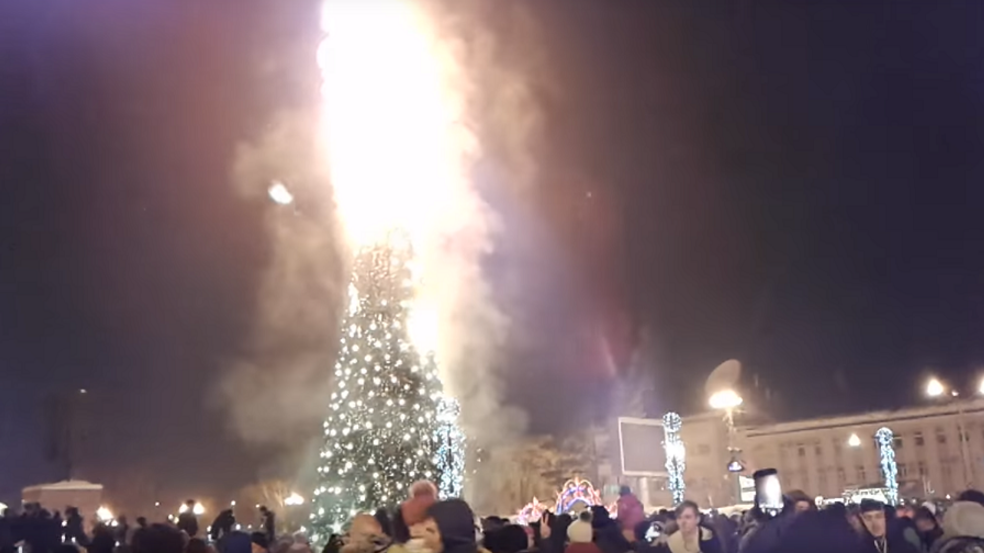Bradul din centrul unui oraş din Rusia a luat foc în noaptea de Revelion. VIDEO