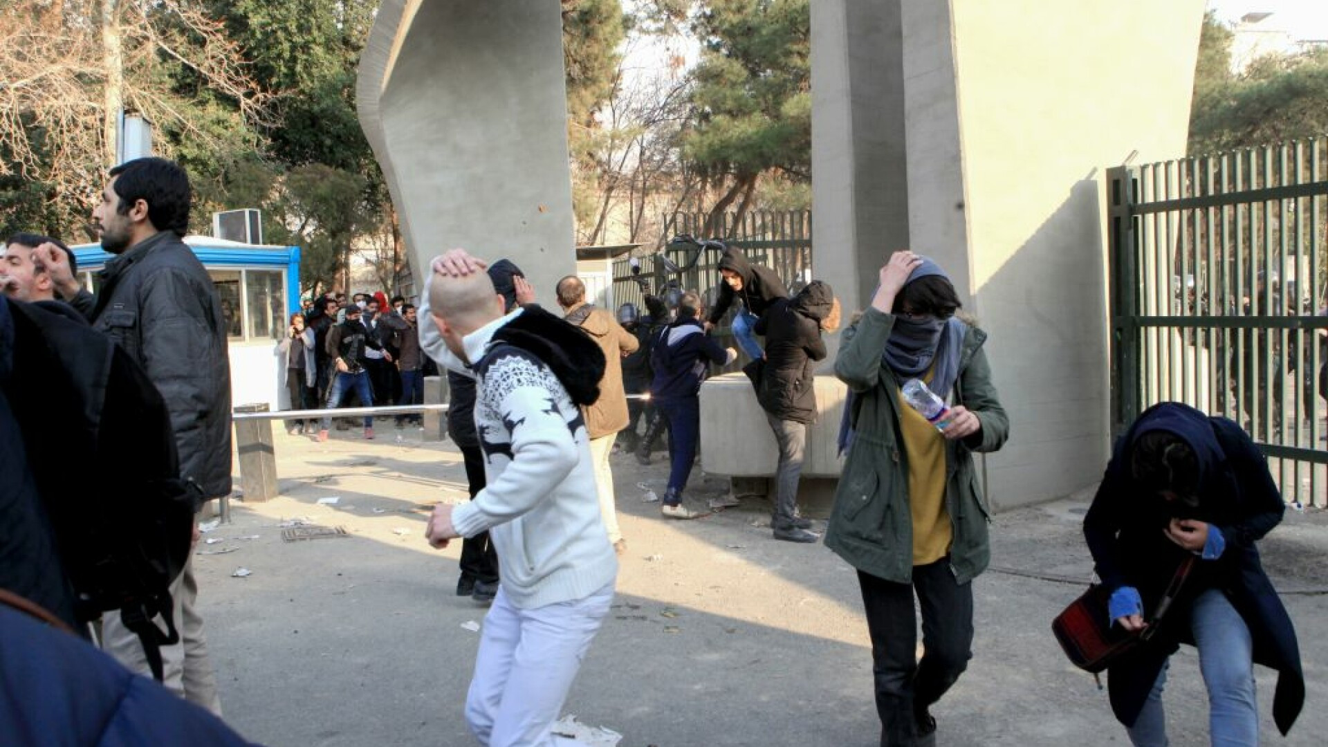 10 persoane au murit, în Iran, în urma protestelor violente din marile oraşe
