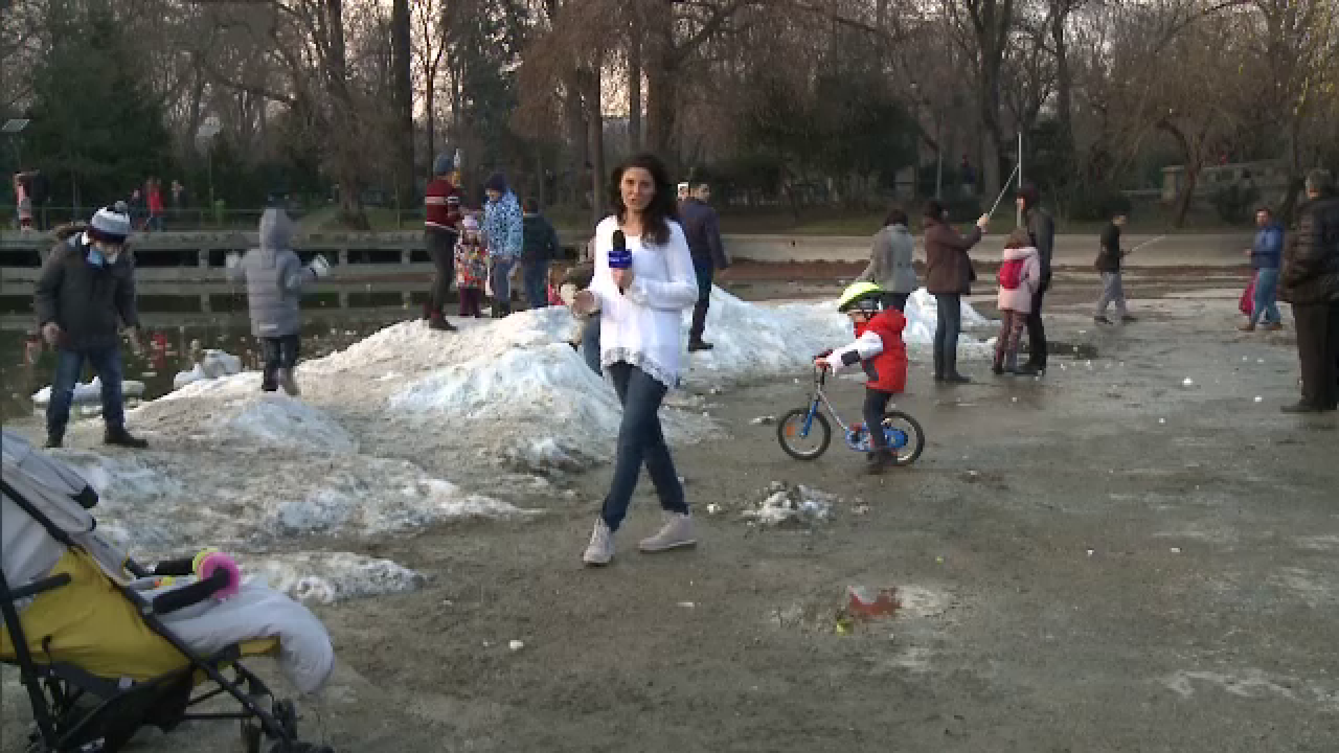 Prima zi din an a adus temperaturi de primăvară. Un bărbat a făcut baie în mare