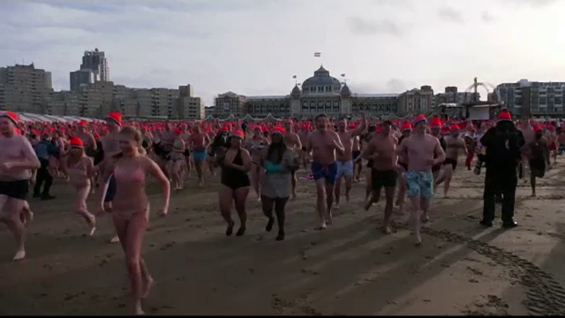 40.000 de olandezi, baie în Marea Nordului pe 1 ianuarie. Temperatura apei a fost de 7 grade