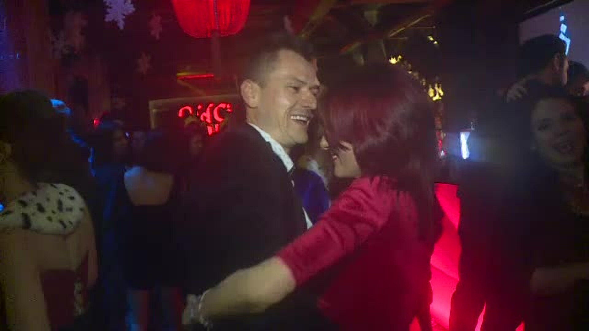 Revelionul, în cluburi. Un tânăr a venit din Londra pentru a-și vedea iubita pe care a cunoscut-o online
