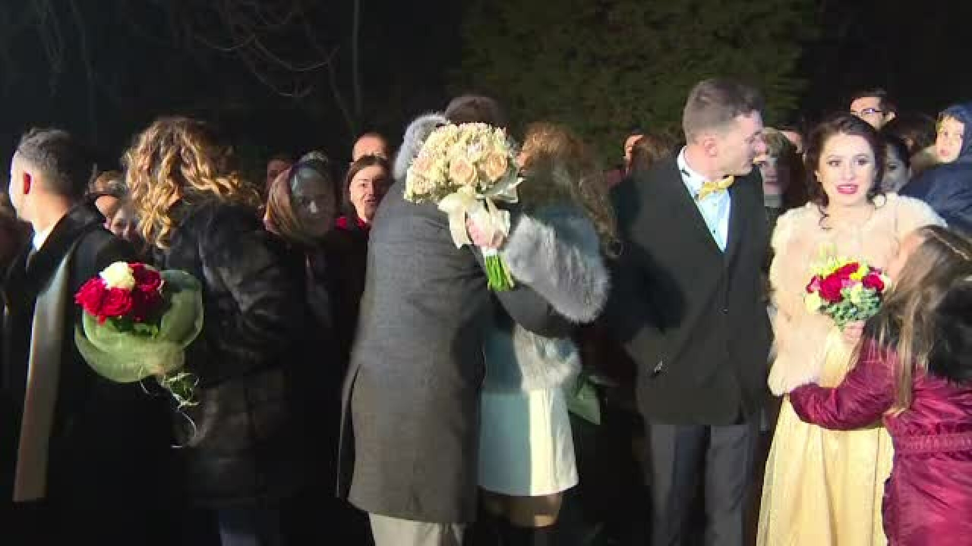 15 cupluri și-au unit destinele în noaptea de Revelion, sub Poarta Sărutului