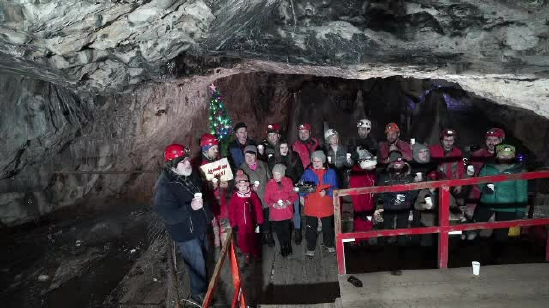 Revelion în adâncurile pământului. Speologii s-au reunit la Peștera Ghețarul