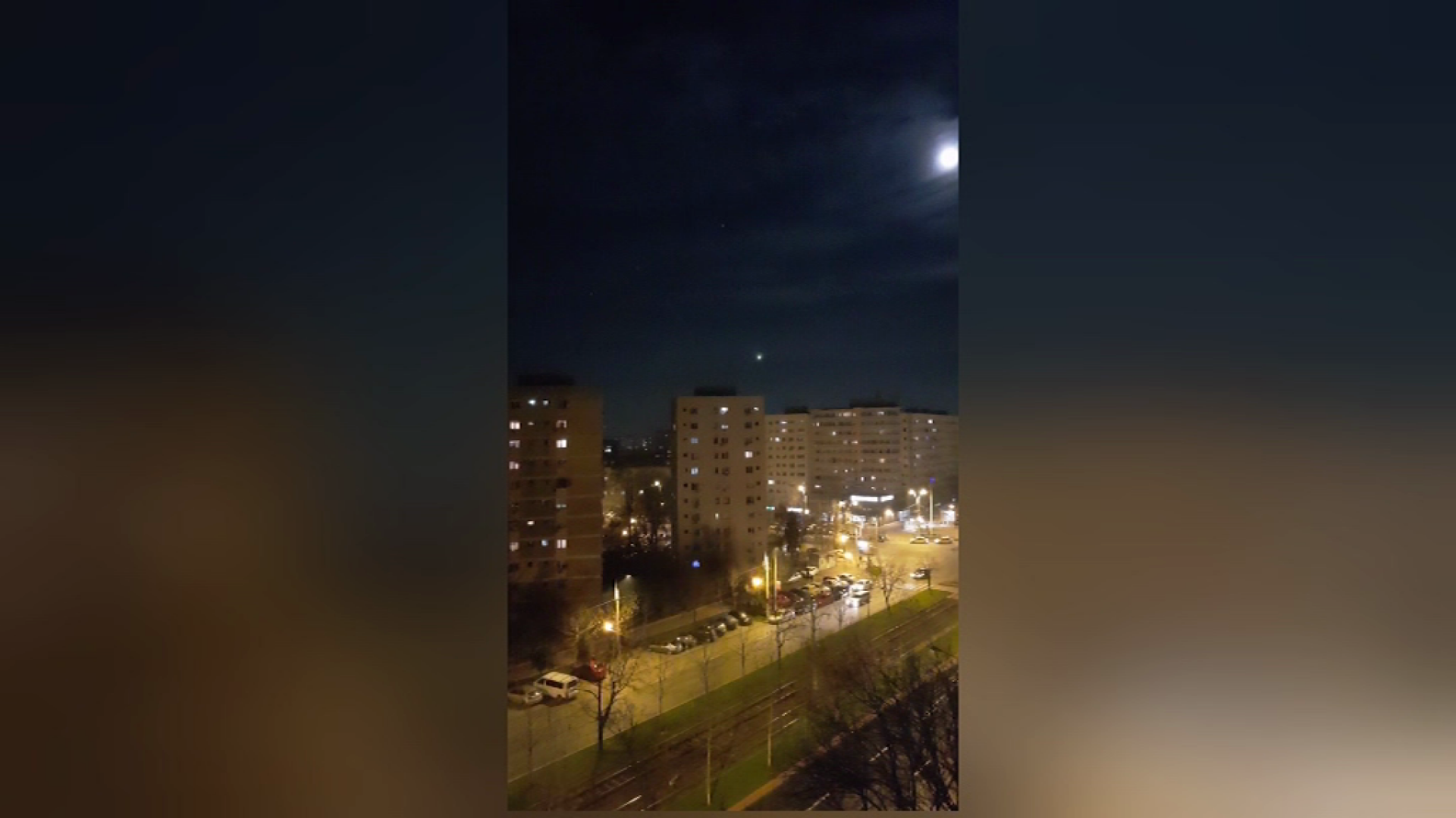 Un obiect misterios luminos a fost filmat pe cerul Capitalei. VIDEO