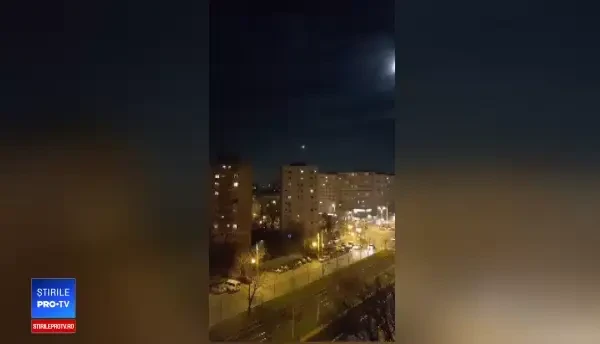 Un obiect misterios luminos a fost reperat pe cerul Capitalei. VIDEO