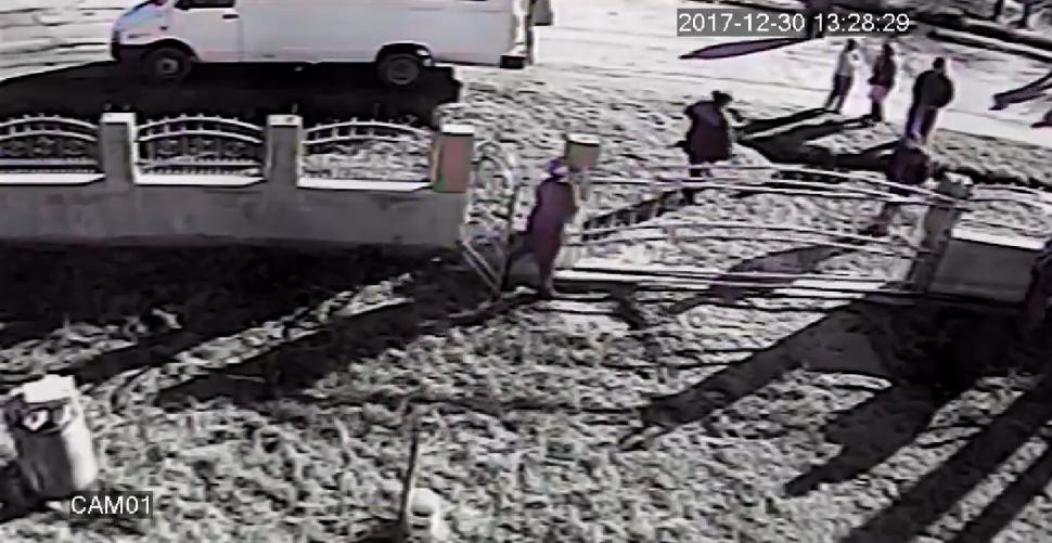 Bărbat pus să monteze o poartă lată de 6 metri, în timp ce sătenii şi poliţiştii se uitau. Ce se întâmplase de fapt