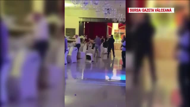 Manelele i-au dezbinat pe participanții de la un Revelion din Vâlcea. Bătaie cu scaune
