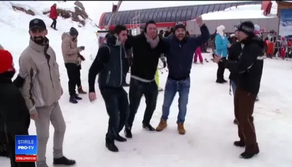 Vacanța s-a terminat, dar turiștii n-au plecat de la munte: ninsoare și live-uri pe Facebook