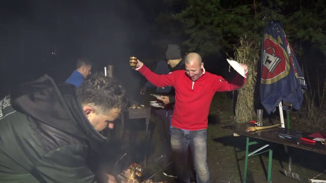 Petrecerea de Anul Nou a continuat și marți seara, în Bucovina. Dans în jurul focului