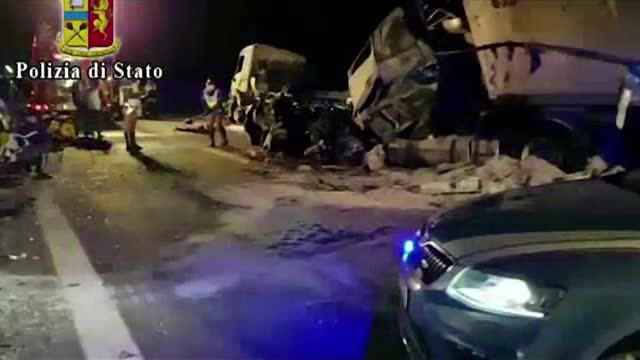 Accident grav pe o șosea din Italia. Șase oameni au murit