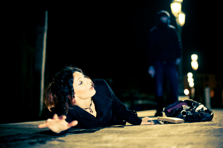 Un tânăr care a încercat de Revelion să violeze o minoră, bătut de mama fetei