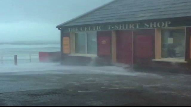 Furtuna ELEANOR a ajuns în Europa. Mii de locuinţe din Irlanda şi Marea Britanie, în beznă şi frig